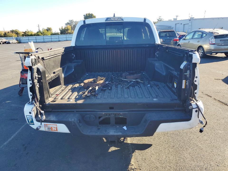 Снимка 6 от търг – 2018 TOYOTA TACOMA с VIN 3TMCZ5AN4JM180771