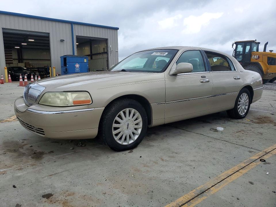 LINCOLN TOWN CAR 2004 с VIN 1LNHM81W54Y650714 - Снимка от търг