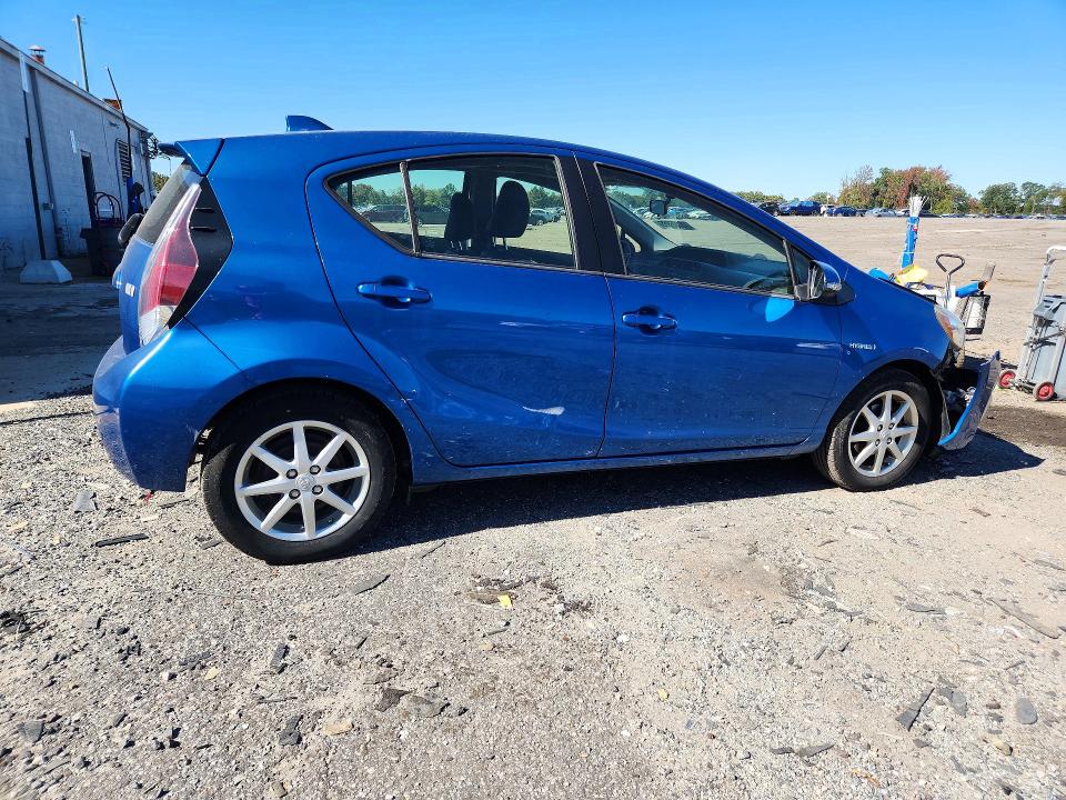 Снимка 3 от търг – 2016 TOYOTA PRIUS C с VIN JTDKDTB37G1116354