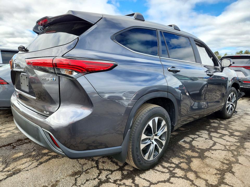 Снимка 3 от търг – 2023 TOYOTA HIGHLANDER HYBRID с VIN 5TDKBRCH5PS565408