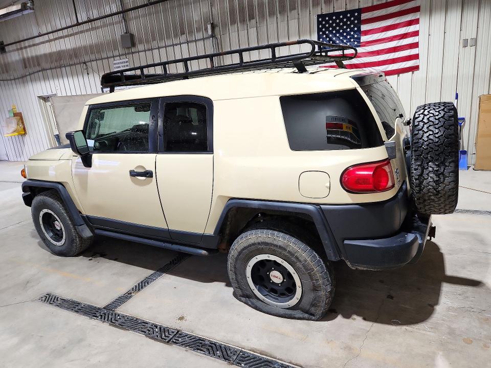 Снимка 2 от търг – 2010 TOYOTA FJ CRUISER с VIN JTEBU4BF0AK077975