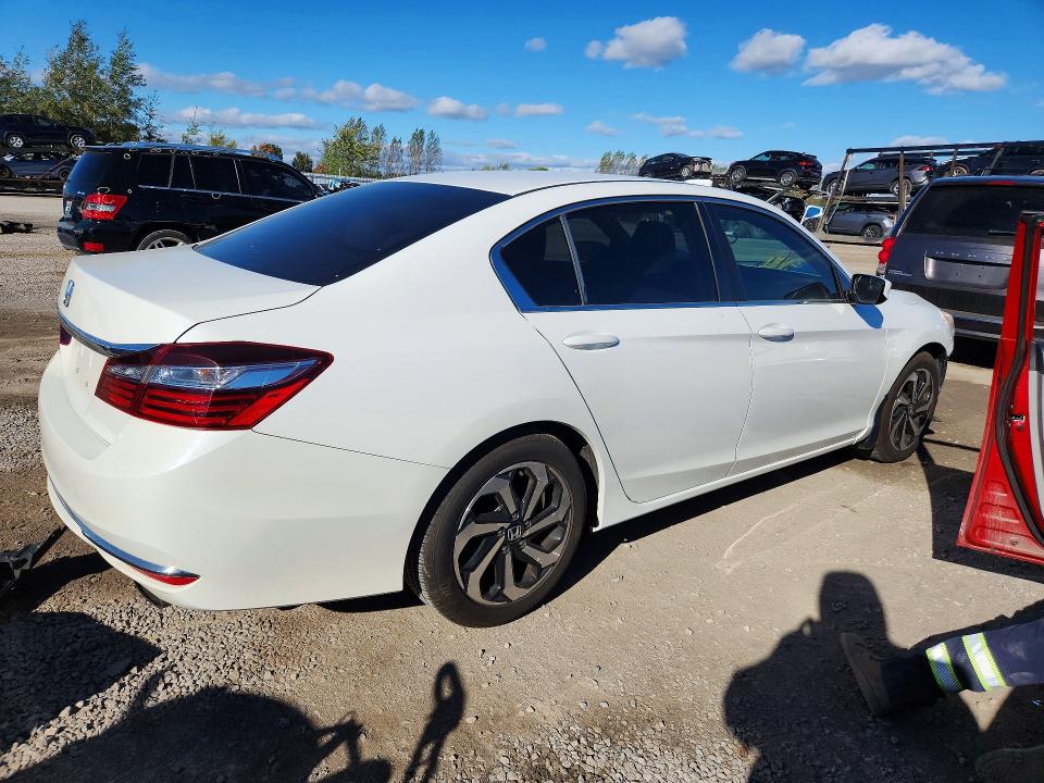 Снимка 3 от търг – 2017 HONDA ACCORD с VIN 1HGCR2F31HA809935