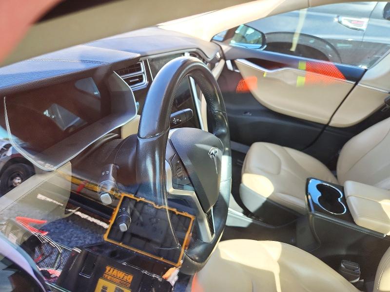 Снимка 9 от търг – 2014 TESLA MODEL S с VIN 5YJSA1H18EFP56144