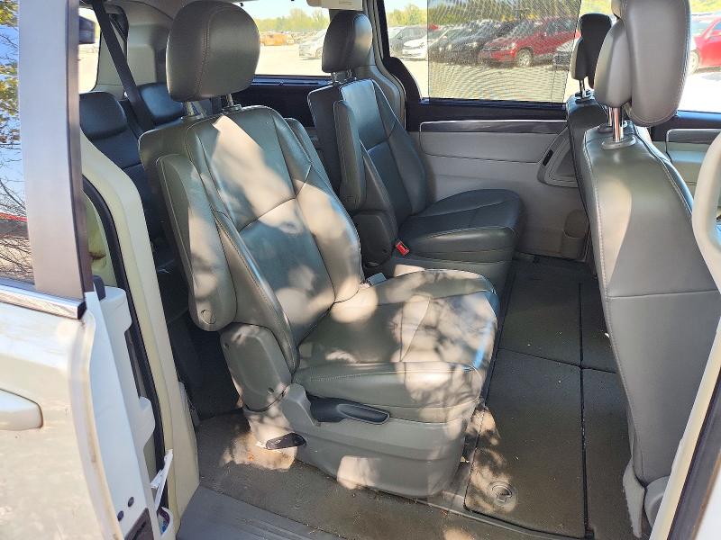 Photo 11 from auction – 2010 VOLKSWAGEN ROUTAN with VIN 2V4RW3D12AR294640
