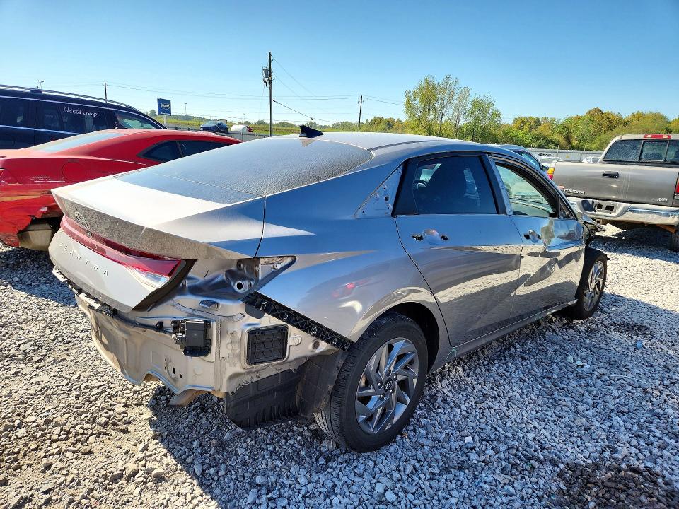 Снимка 3 от търг – 2024 HYUNDAI ELANTRA с VIN KMHLM4DG7RU663907