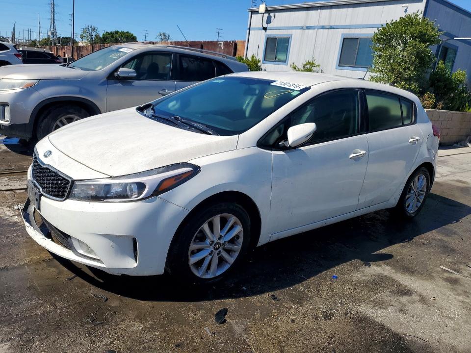 KIA FORTE5 2017 z numerem VIN KNAFK5A85H5690975 - Zdjęcie z aukcji