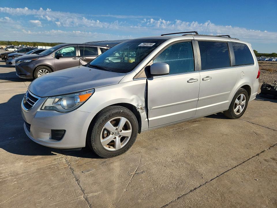 VOLKSWAGEN ROUTAN 2011 с VIN 2V4RW3DG9BR766502 - Снимка от търг