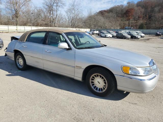 Photo 4 from auction – 2002 LINCOLN TOWN CAR C with VIN 1LNHM83W02Y636035