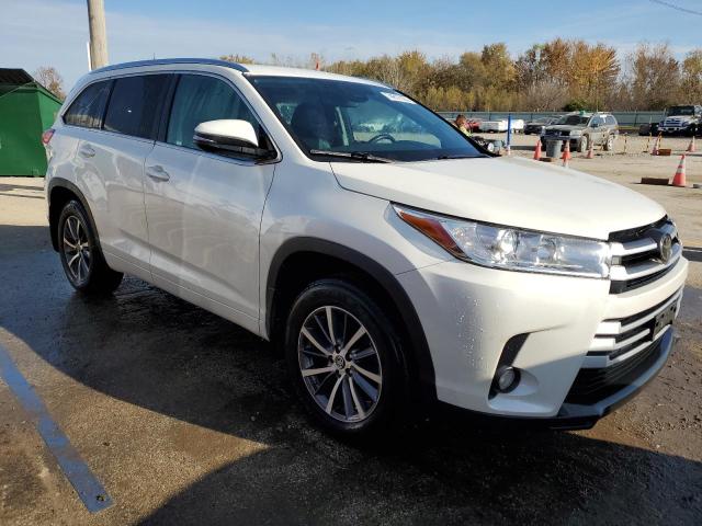 Photo 4 from auction – 2017 TOYOTA HIGHLANDER with VIN 5TDJZRFH1HS517635