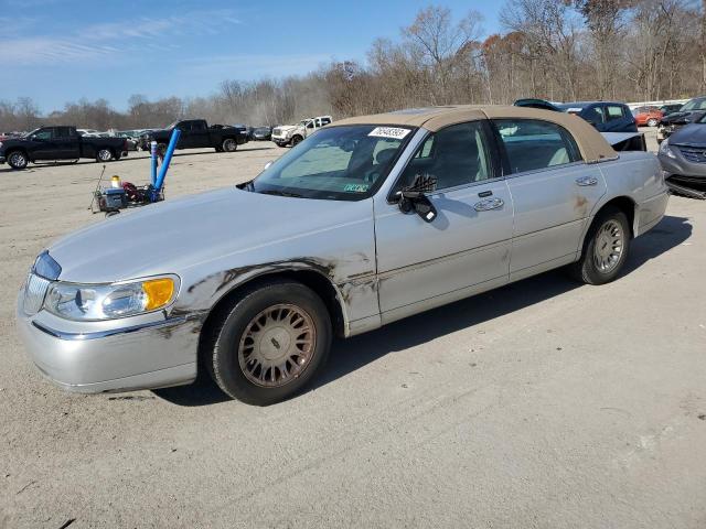 LINCOLN TOWN CAR C 2002 with VIN 1LNHM83W02Y636035 - Photo from auction
