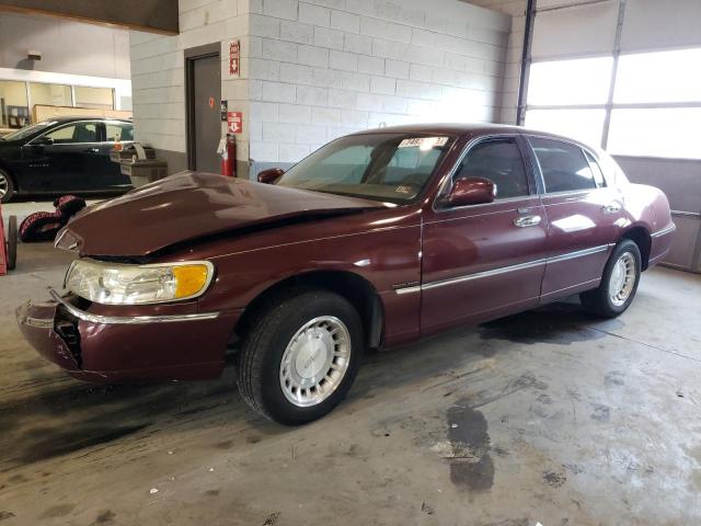 LINCOLN TOWN CAR E 2000 with VIN 1LNHM81W0YY765811 - Photo from auction
