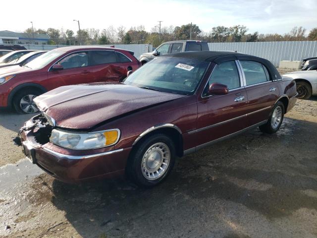 LINCOLN TOWN CAR E 2000 with VIN 1LNHM81W1YY769611 - Photo from auction