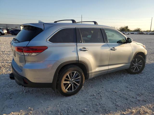 Photo 3 from auction – 2017 TOYOTA HIGHLANDER with VIN 5TDJZRFH9HS518323