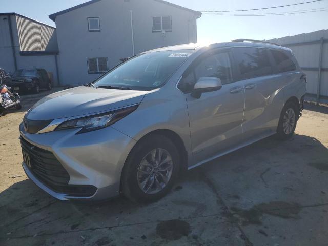 TOYOTA SIENNA LE 2021 with VIN 5TDKRKEC5MS031518 - Photo from auction