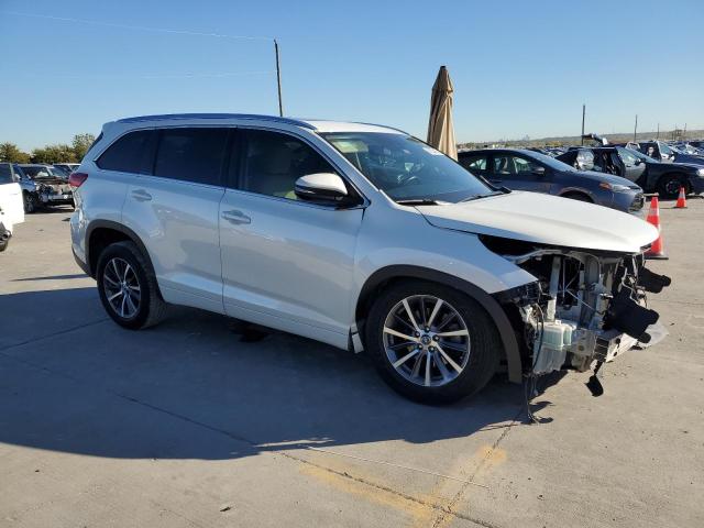 Photo 4 from auction – 2017 TOYOTA HIGHLANDER with VIN 5TDKZRFH7HS521757