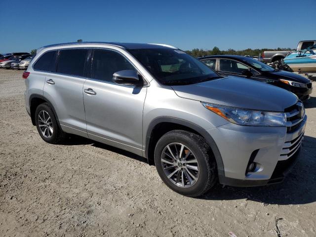 Photo 4 from auction – 2018 TOYOTA HIGHLANDER with VIN 5TDKZRFH8JS537827