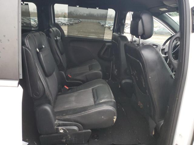 Photo 11 from auction – 2015 CHRYSLER TOWN & COU with VIN 2C4RC1HG4FR514695