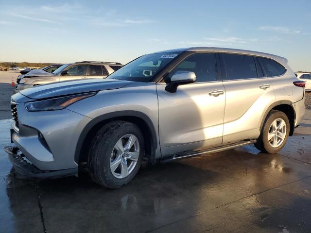 TOYOTA HIGHLANDER 2022 with VIN 5TDBZRBH1NS596259 - Photo from auction
