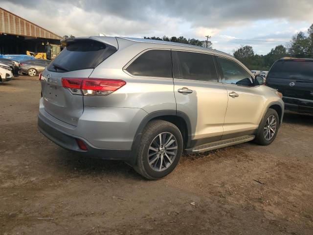 Photo 3 from auction – 2019 TOYOTA HIGHLANDER with VIN 5TDKZRFH0KS553912