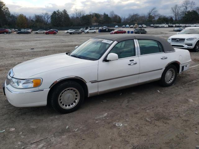 LINCOLN TOWN CAR E 2001 with VIN 1LNHM81W01Y680425 - Photo from auction