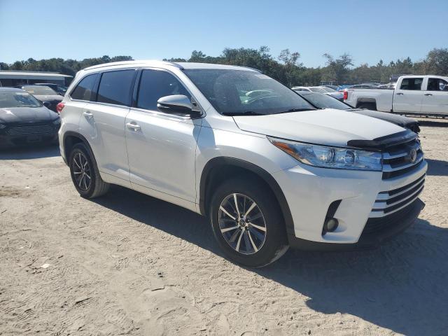 Photo 4 from auction – 2018 TOYOTA HIGHLANDER with VIN 5TDKZRFH9JS527842