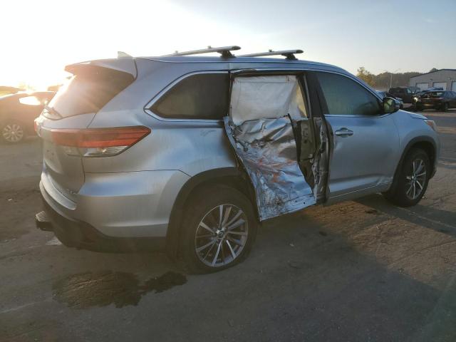 Photo 3 from auction – 2018 TOYOTA HIGHLANDER with VIN 5TDJZRFH9JS540845