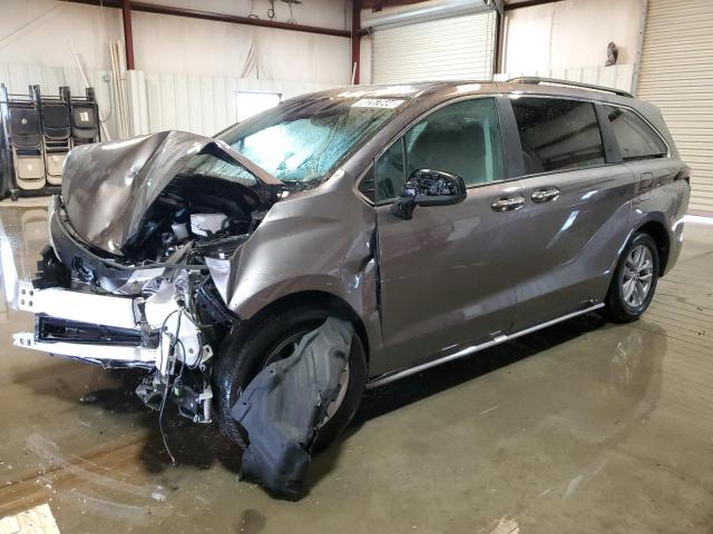TOYOTA SIENNA XLE 2024 with VIN 5TDYRKEC3RS213946 - Photo from auction