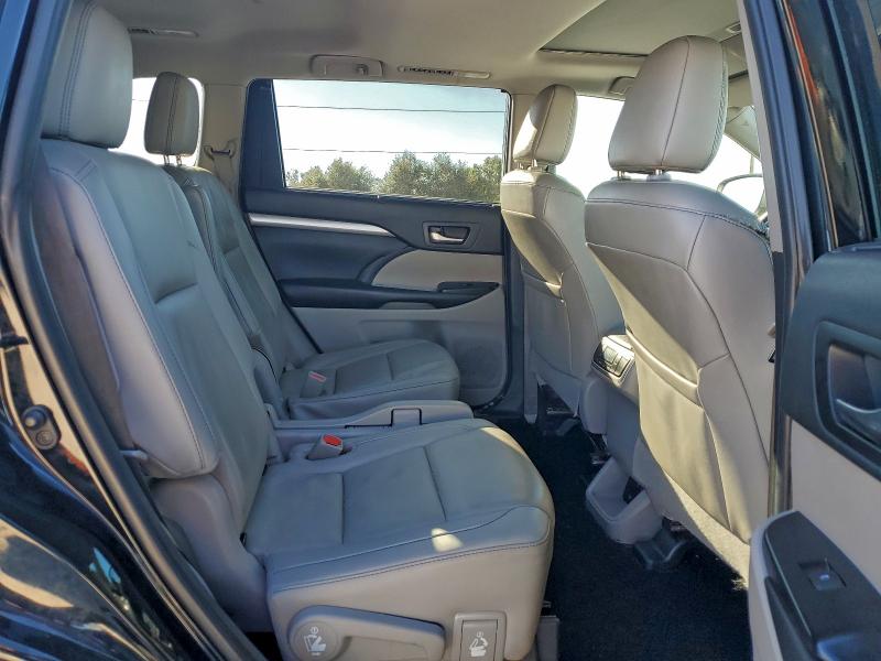 Photo 11 from auction – 2019 TOYOTA HIGHLANDER with VIN 5TDKZRFHXKS560768