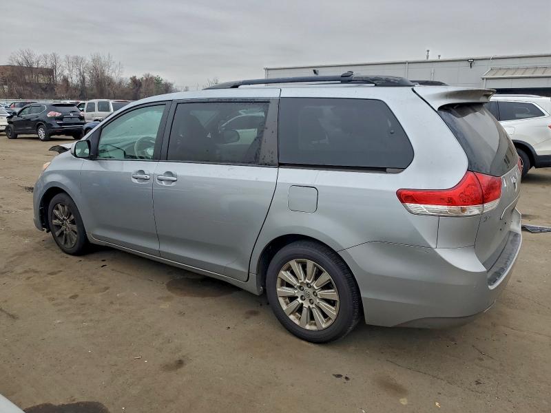 Photo 2 from auction – 2014 TOYOTA SIENNA XLE with VIN 5TDDK3DC9ES083000