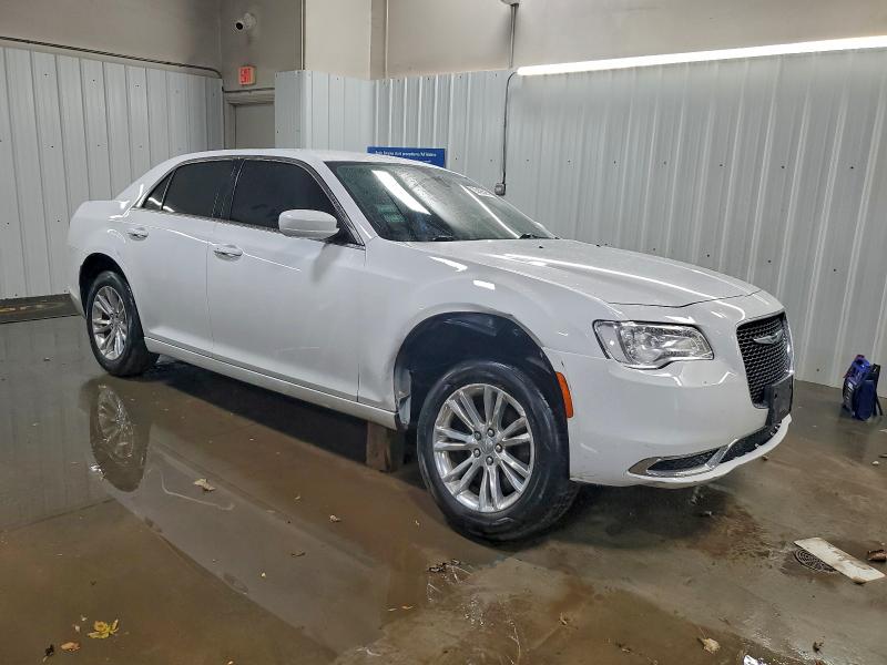 Photo 4 from auction – 2017 CHRYSLER 300 LIMITE with VIN 2C3CCAAG0HH512262