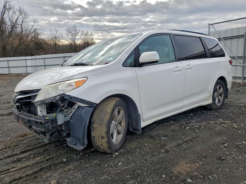 TOYOTA SIENNA LE 2018 with VIN 5TDKZ3DC8JS926813 - Photo from auction