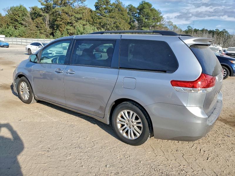 Photo 2 from auction – 2012 TOYOTA SIENNA XLE with VIN 5TDYK3DC0CS182089