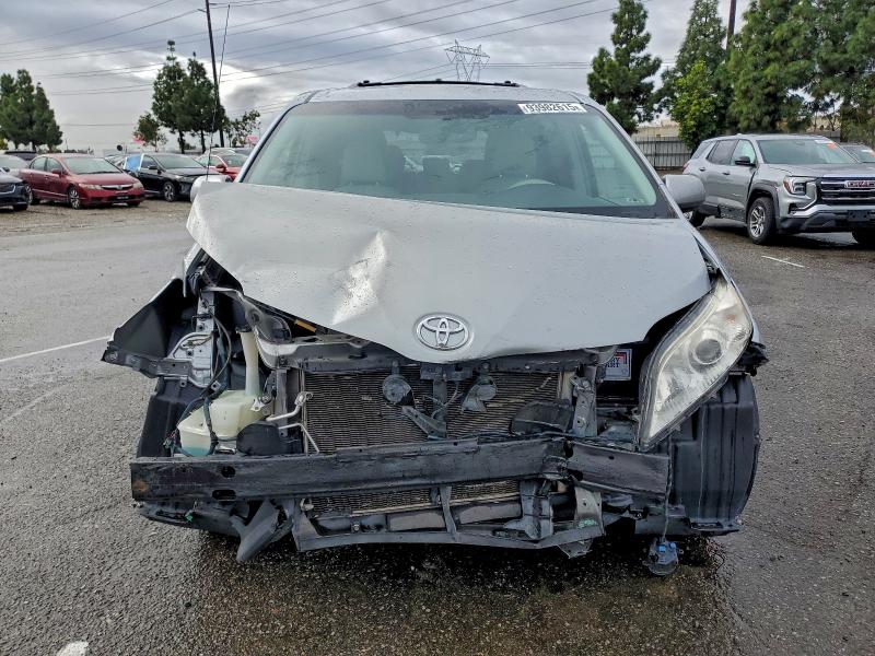 Photo 5 from auction – 2014 TOYOTA SIENNA XLE with VIN 5TDYK3DC4ES502162