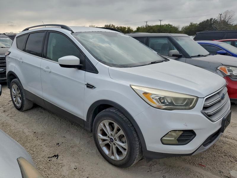 Photo 4 from auction – 2017 FORD ESCAPE SE with VIN 1FMCU9GD5HUE55716