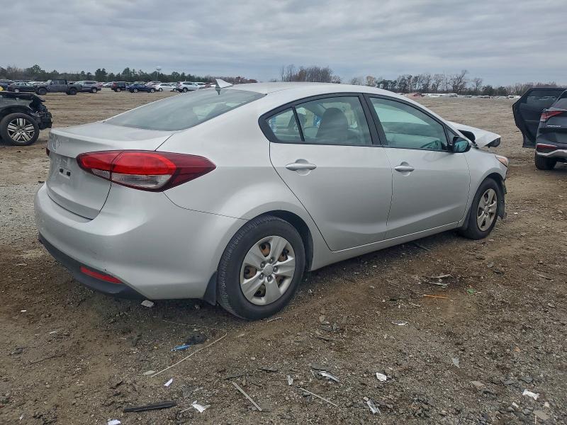 Photo 3 from auction – 2017 KIA FORTE LX with VIN 3KPFK4A78HE070033