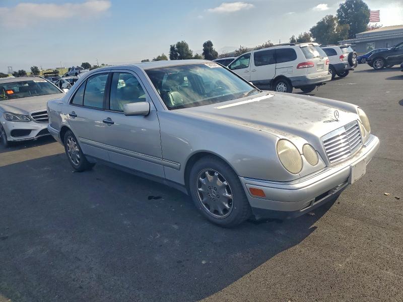 Photo 4 from auction – 1998 MERCEDES-BENZ E 320 with VIN WDBJF65F0WA531347