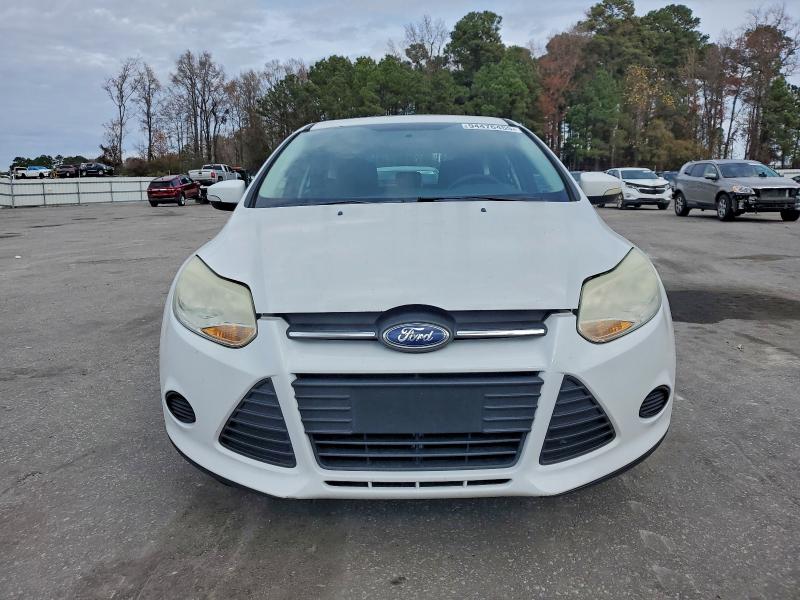 Foto 5 de la subasta – 2014 FORD FOCUS SE con VIN 1FADP3K23EL323189