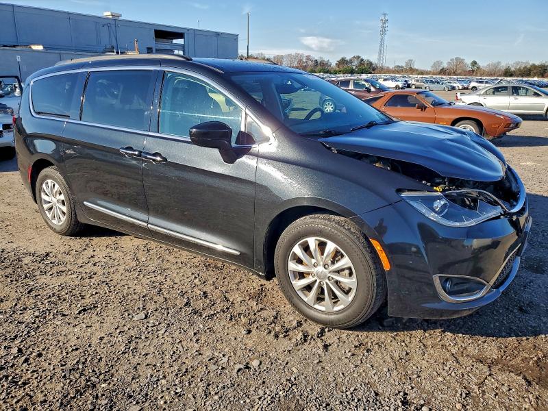 Photo 4 from auction – 2017 CHRYSLER PACIFICA T with VIN 2C4RC1BG0HR778153