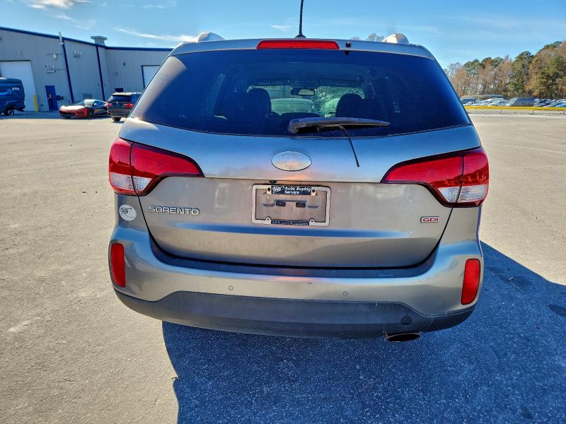 Photo 6 from auction – 2015 KIA SORENTO LX with VIN 5XYKT4A67FG593269