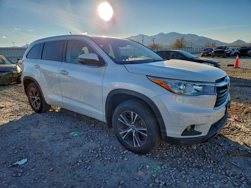 Photo 4 from auction – 2016 TOYOTA HIGHLANDER with VIN 5TDJKRFH7GS338907