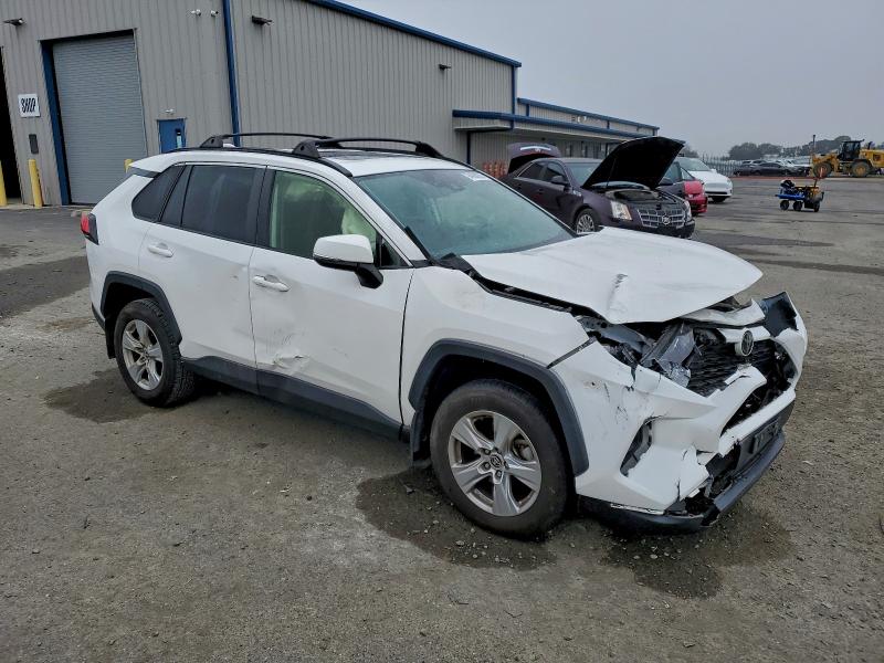 Photo 4 from auction – 2020 TOYOTA RAV4 XLE with VIN JTMP1RFV8LD060348
