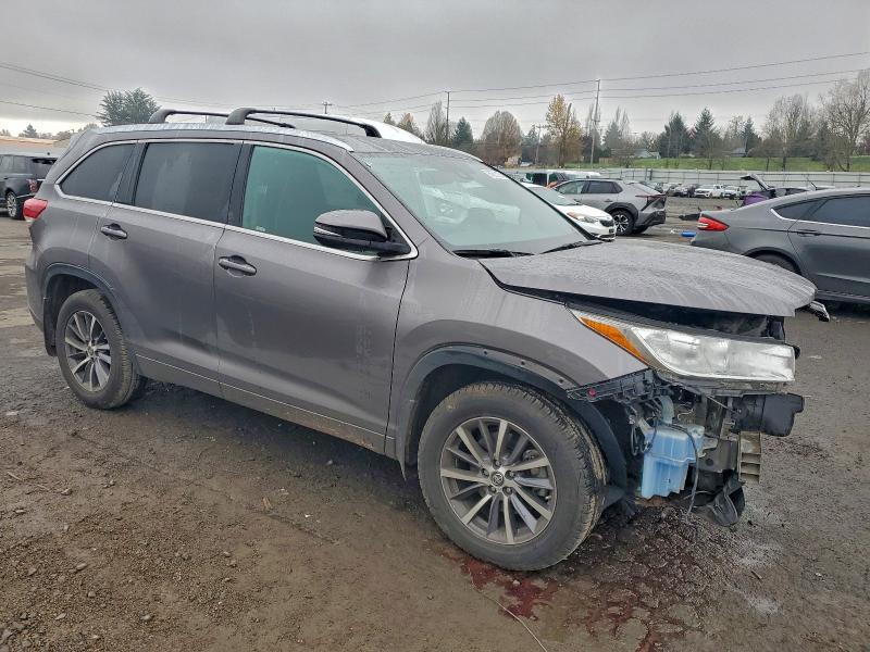 Photo 4 from auction – 2018 TOYOTA HIGHLANDER with VIN 5TDJZRFH2JS818601