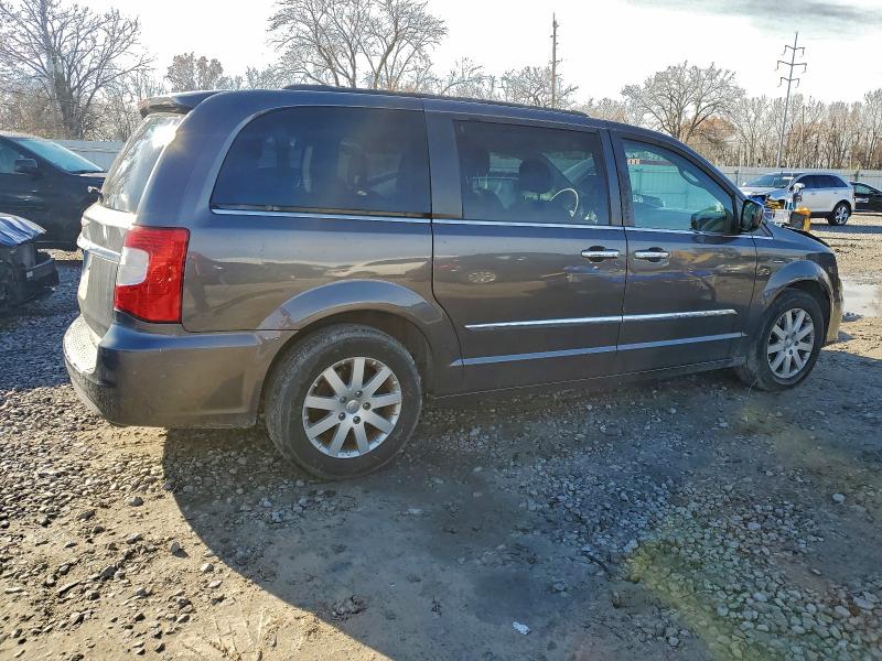 Photo 3 from auction – 2016 CHRYSLER TOWN & COU with VIN 2C4RC1BG0GR149667