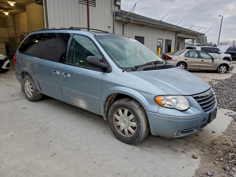 Photo 4 from auction – 2005 CHRYSLER TOWN & COU with VIN 2C8GP54L45R136901
