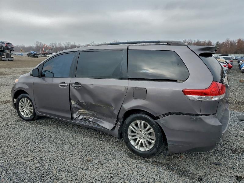 Photo 2 from auction – 2011 TOYOTA SIENNA XLE with VIN 5TDYK3DC9BS018791