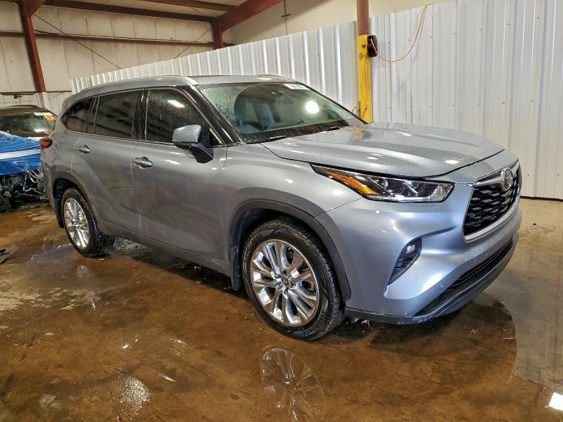 Photo 4 from auction – 2021 TOYOTA HIGHLANDER with VIN 5TDDZRBH7MS069978