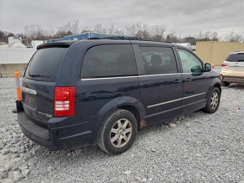 Photo 3 from auction – 2010 CHRYSLER TOWN & COU with VIN 2A4RR5D11AR451713
