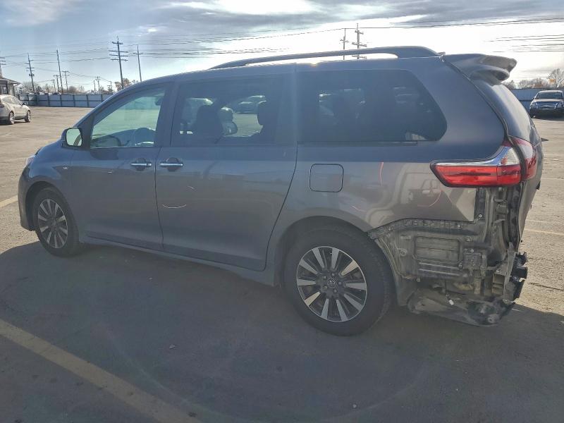 Photo 2 from auction – 2018 TOYOTA SIENNA XLE with VIN 5TDDZ3DC9JS209779