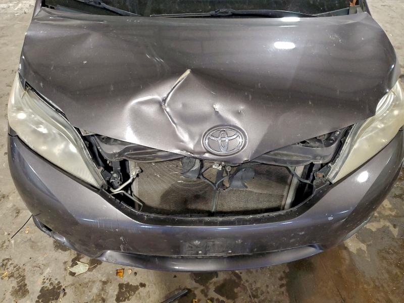 Photo 12 from auction – 2011 TOYOTA SIENNA XLE with VIN 5TDYK3DC7BS044354