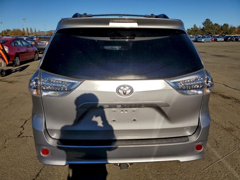 Photo 6 from auction – 2017 TOYOTA SIENNA SE with VIN 5TDXZ3DC3HS893493